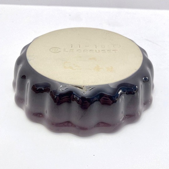 Le Creuset Fluted Flan Dish Cassis Purple 5" Individual Size Discontinued EUC - Picture 5 of 7
